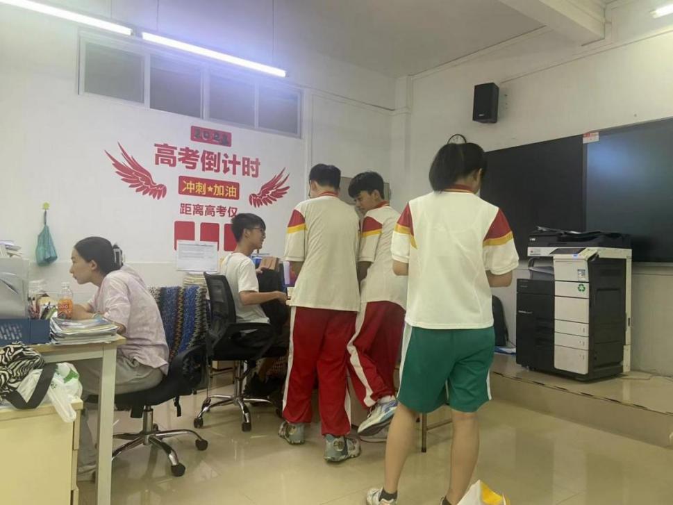 广外复读学校下课仍努力